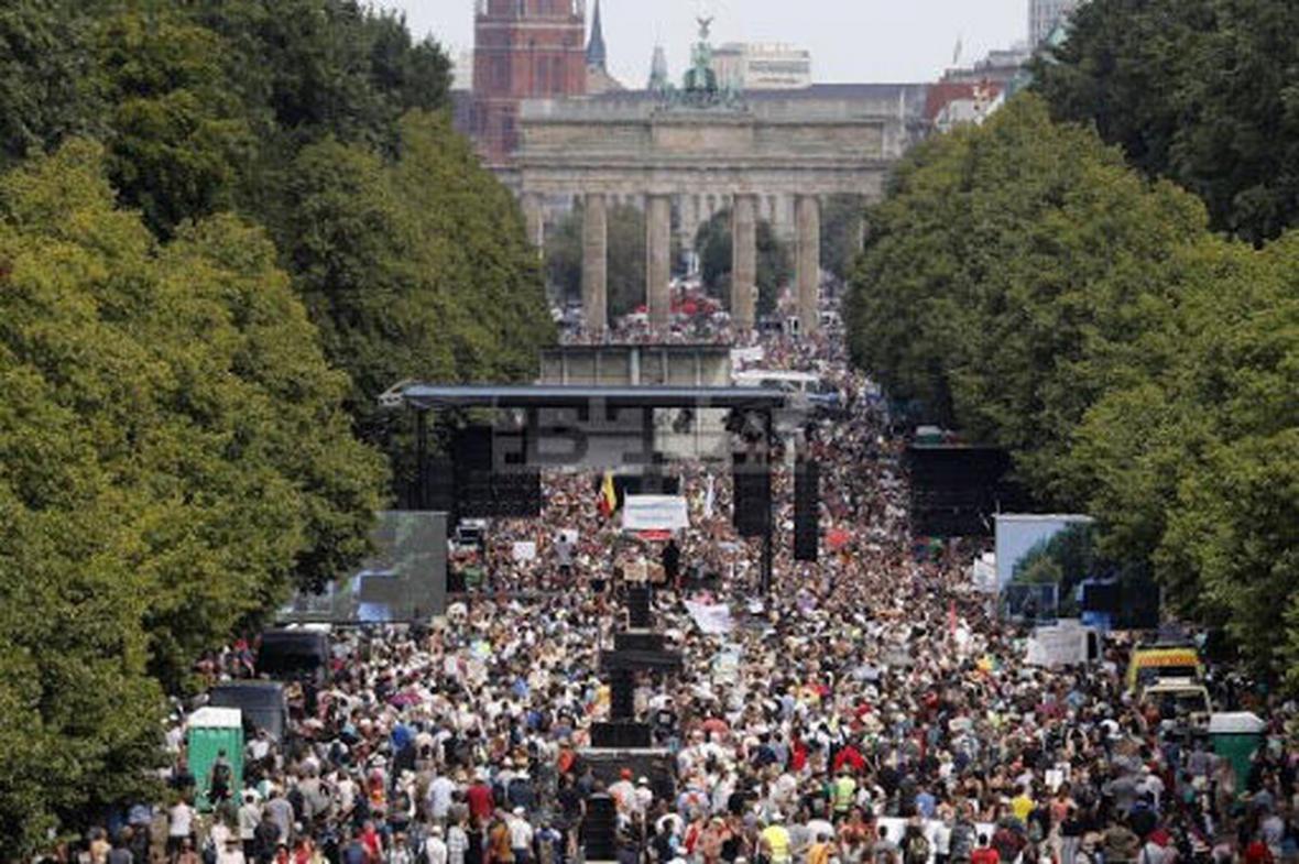 اعتراض آلمانی ها به محدودیت های کرونایی در خیابان های برلین