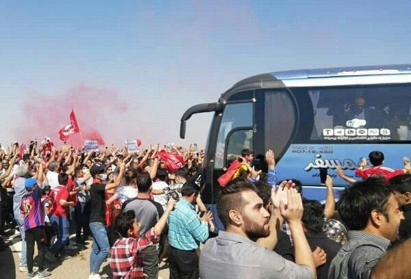 حضور هزار نفری هواداران تراکتور در فرودگاه تبریز حضور هزار نفری هواداران تراکتور در فرودگاه تبریز