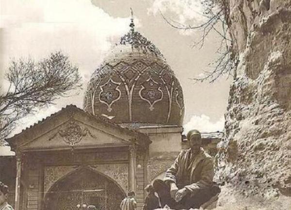 تصویری جالب از امام زاده صالح تجریش؛ حیرت مردم از تماشا اولین بالن در دوره قاجار