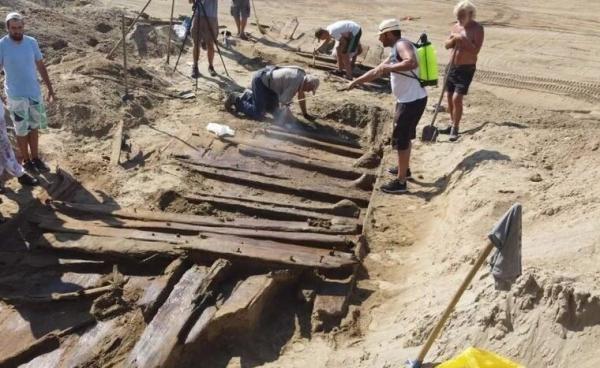 پیدا شدن بقایای یک کشتی باستانی در خشکی، عکس