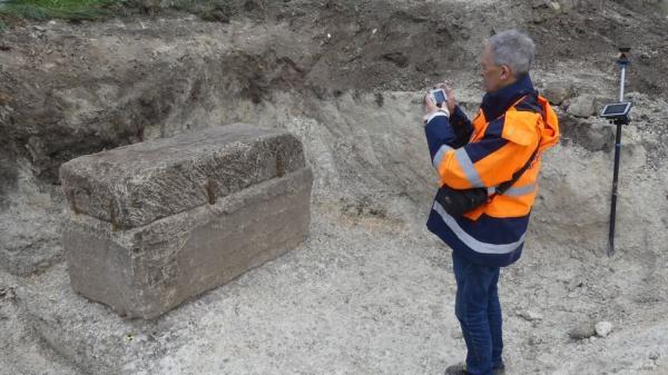 کشف گنج 1800 ساله کنار جسد یک زن، عکس