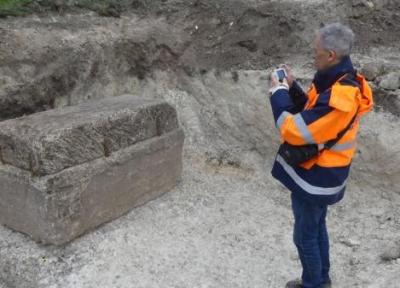 کشف گنج 1800 ساله کنار جسد یک زن، عکس